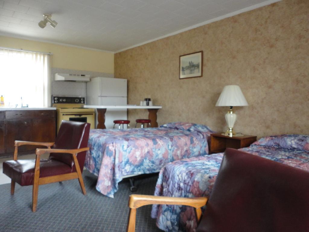 Hipwell'S Motel Fonthill Extérieur photo