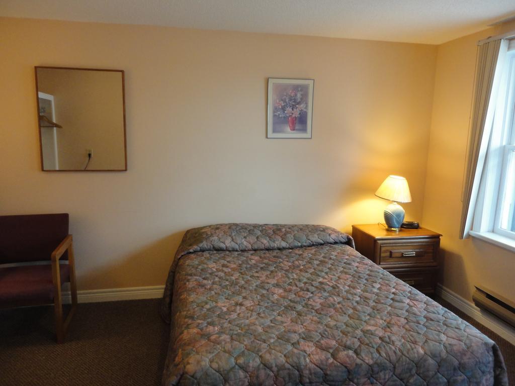 Hipwell'S Motel Fonthill Extérieur photo